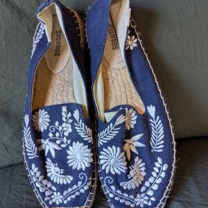 Soludos Navy Blue Espadrilles with White Floral Embroidery